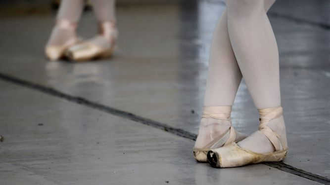 Detalle de los pies de una estudiante durante una clase en la&nbsp;Escuela&nbsp;Nacional&nbsp;de&nbsp;Ballet.