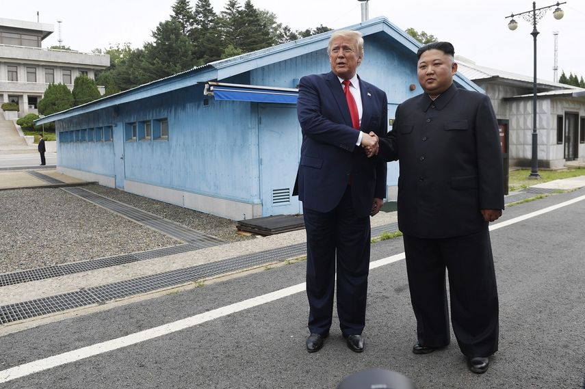El presidente estadounidense Donald Trump y el l&iacute;der norcoreano Kim Jong Un en Panmunjom, la aldea en la zona desmilitarizada entre las dos Coreas. Trump dijo el s&aacute;bado 10 de agosto de 2019 que Kim quiere volver a reunirse con &eacute;l para &ldquo;iniciar negociaciones&rdquo; una vez que finalicen los ejercicios militares conjuntos de Estados Unidos y Corea del Sur.