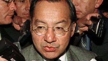 El entonces embajador de Estados Unidos en Bolivia, Manuel Rocha, habla con miembros de la prensa en La Paz el 11 de julio de 2001.&nbsp; &nbsp;