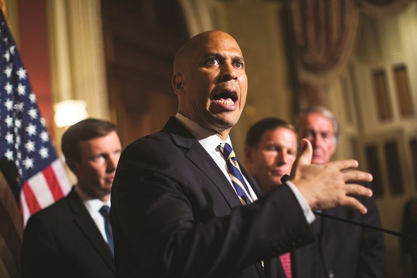 El senador demócrata por Nueva Jersey Cory Booker interviene durante una rueda de prensa celebrada en el Capitolio en Washington. (EFE)