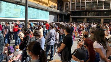 Un venezolano solo tiene una oportunidad cada quince días de hacer trámites ante instituciones públicas.