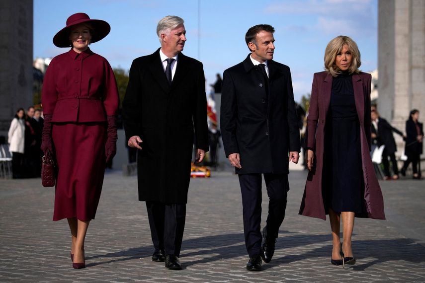 La reina Matilde, el rey Felipe de Bélgica, el presidente francés Emmanuel Macron y la esposa del presidente francés Brigitte Macron asisten a una ceremonia en la Tumba del Soldado Desconocido durante una ceremonia en el Arco del Triunfo en París el 14 de octubre de 2024.