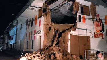 Captura de la cuenta de Twitter @bomberosPE que muestra los daños ocasionados tras un seísmo en un edificio de la calle Mariscal Castilla de Yurimaguas, Perú.