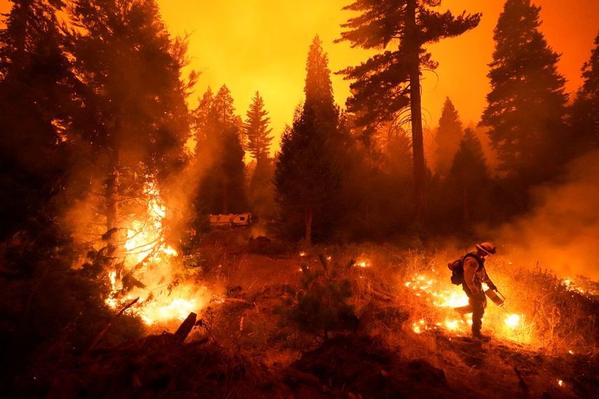 &nbsp; El bombero Ricardo Gomez combate un incendio forestal el domingo 6 de septiembre de 2020, en Shaver Lake, California.&nbsp;