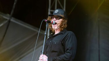Nacido en 1964 cerca de Seattle (noroeste), Mark Lanegan  fue primero cantante del grupo de rock y de grunge psicodélico Screaming Trees de 1984 a 2000, y luego miembro de Queens of the Stone Age hasta 2014.