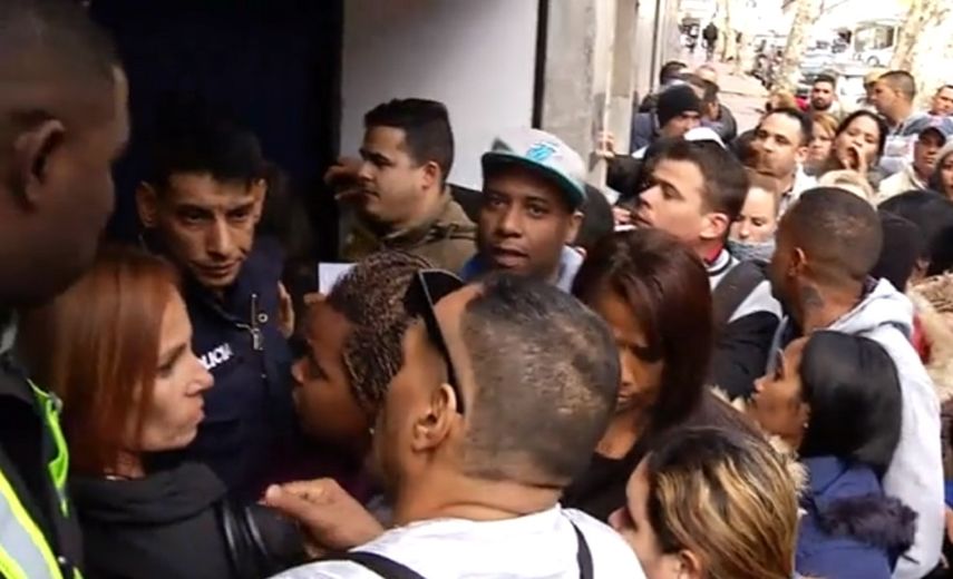 Un grupo de migrantes cubanos bloqueó el ingreso a la sede de la Cancillería uruguaya y generó un tumulto.