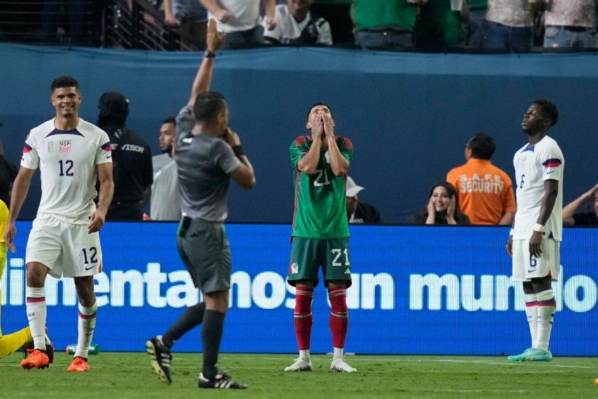 El mexicano Uriel Antuna lamenta una oportunidad de gol desperdiciada ante Estados Unidos durante la segunda mitad del partido por las semifinales de la Liga de Naciones de CONCACAF, el jueves 15 de junio de 2023, en Las Vegas.&nbsp;