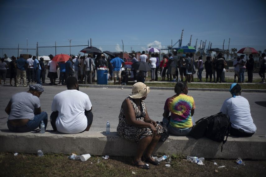 Decenas de evacuados no encuentran donde estar porque los refugios han sido cerrados porque ya no pueden recibir a m&aacute;s personas.