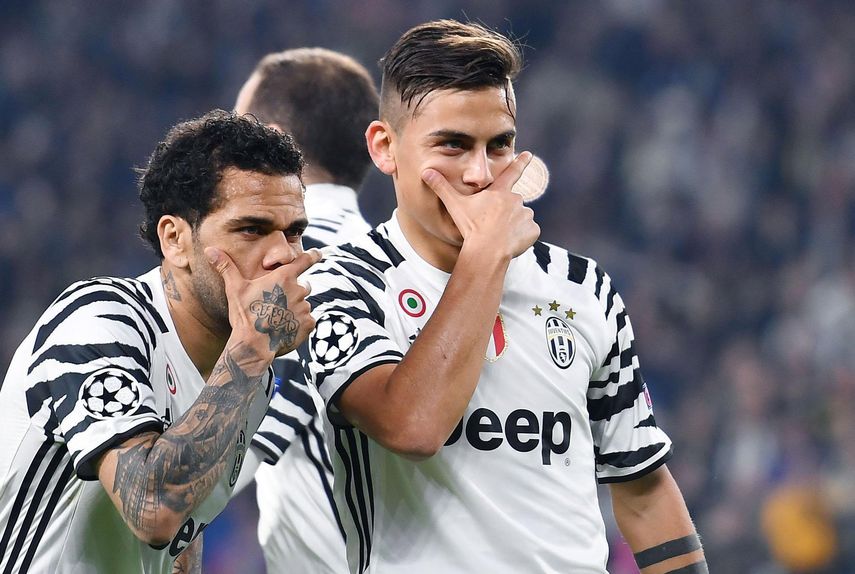 El jugador Paulo Dybala (derecha) de&nbsp;Juventus&nbsp;celebra el gol con su compañero Dani Alves (izquierda).