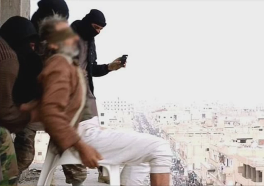 La víctima de los fundamentalistas habría sobrevivido a la gran caída, para luego ser apedreado por la masa que aguardaba cerca de la edificación. (Foto: Youtube)