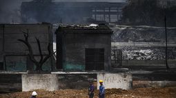 Miembros de la mayor empresa petrolera de Cuba, Cuba Oil Union (Cupet), inspeccionan los daños en el depósito de combustible que estuvo en llamas durante cinco días después de que un rayo cayera sobre uno de sus tanques, en Matanzas, Cuba, el 10 de agosto de 2022.&nbsp;&nbsp;