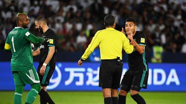 El centrocampista del&nbsp;Real&nbsp;Madrid&nbsp;Casemiro (derecha), discurte con el árbitro brasileño Sandro Ricci luego de anular el gol marcado por el brasileño.&nbsp;