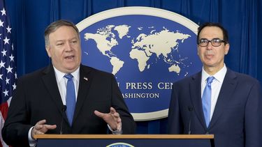 El secretario de Estado, Mike Pompeo (izq.), y el secretario del Tesoro, Steven Mnuchin, durante una rueda de prensa en Washington DC.