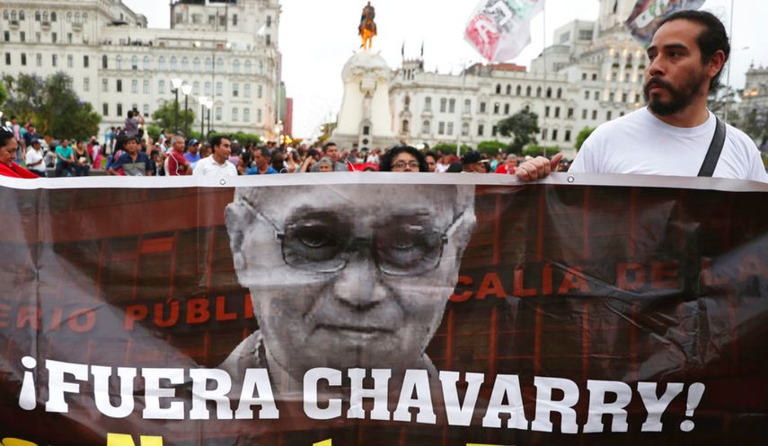 Los manifestantes protestan con una foto del Fiscal General Pedro Chavarry, en la Plaza San Martín en Lima, Perú.