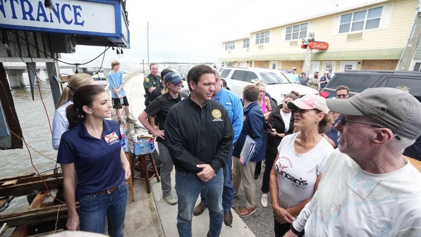 El gobernador DeSantis junto a la Primera Dama, recorre las áreas afectadas por Idalia.