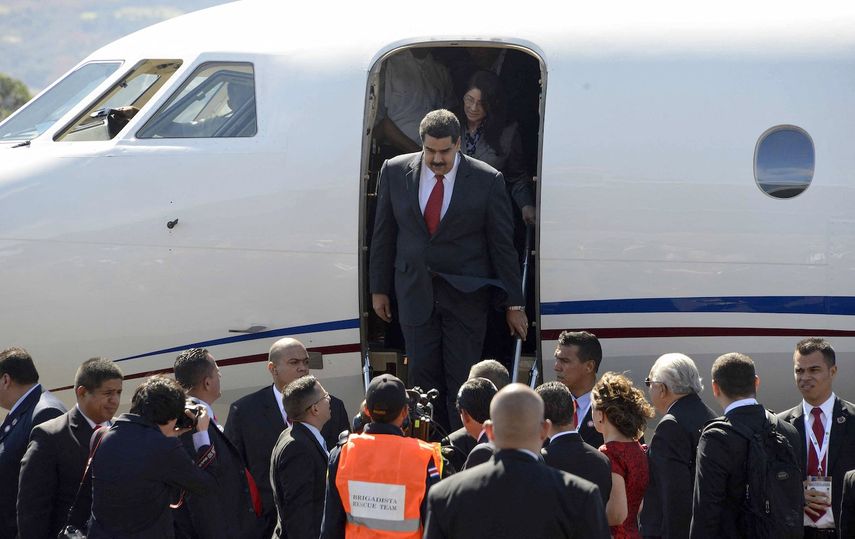 El dictador venezolano, Nicolás Maduro, desciende del avión a su llegada al aeropuerto de Santa María, 22 km al norte de San José, el 28 de enero de 2015 para participar en la III Cumbre de la CELAC.&nbsp;