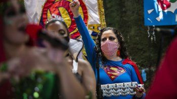 Una mujer vestida como Superchica y con una mascarilla para protegerse del coronavirus participa en la banda Desliga da Justica el domingo 14 de febrero de 2021, en Río de Janeiro. El Carnaval de Brasil se celebra en edición virtual. 