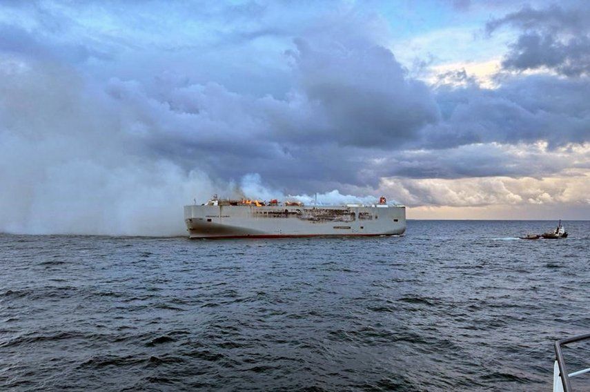 Humo y llamas se elevan de un carguero en el Mar del norte, unos 27 kilómetros (17 millas) al norte de la isla holandesa de Ameland, el miércoles 26 de julio de 2023. Wednesday, July 26, 2023. Un carguero que llevaba casi 3.000 autos ardía fuera de control el miércoles en el Mar del Norte, en un incendió que dejó un tripulante muerto y varios heridos, según los guardacostas holandeses, que trataban de evitar que el barco se hundiera cerca de un importante hábitat para aves migratorias.&nbsp;