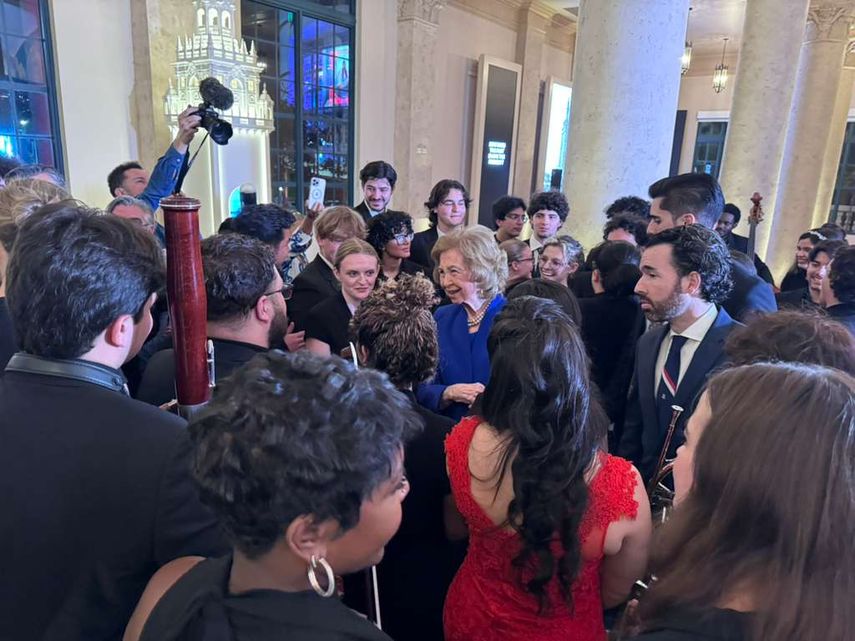 La Reina Sofía comparte con los asistentes en un evento en la Torre de la Libertad, en Miami.&nbsp;