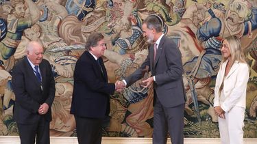 De izquierda a derecha, Enrique V. Iglesias, Jaime Gilinski, rey Felipe VI y&nbsp;Núria Vilanova.