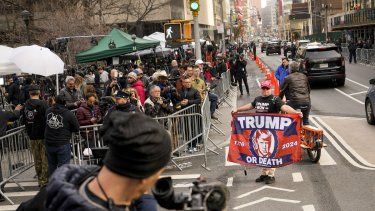 Partidarios del expresidente Donald Trump se aglomeran frente a la prensa y espectadores fuera de la corte criminal de Manhatta, martes 4 de abril de 2023. La leyenda en el cartel dice Trump o muerte.&nbsp;