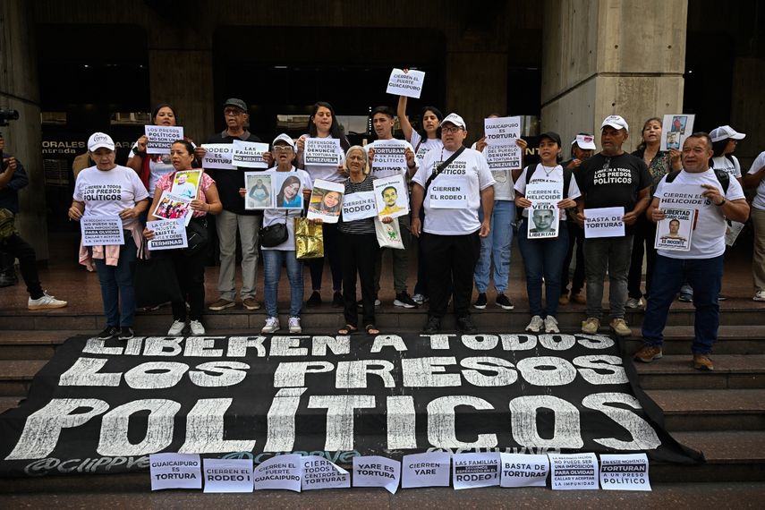 Familiares de presos políticos participan en una protesta para exigir su liberación frente a la Defensoría del Pueblo en Caracas el 4 de mayo de 2026