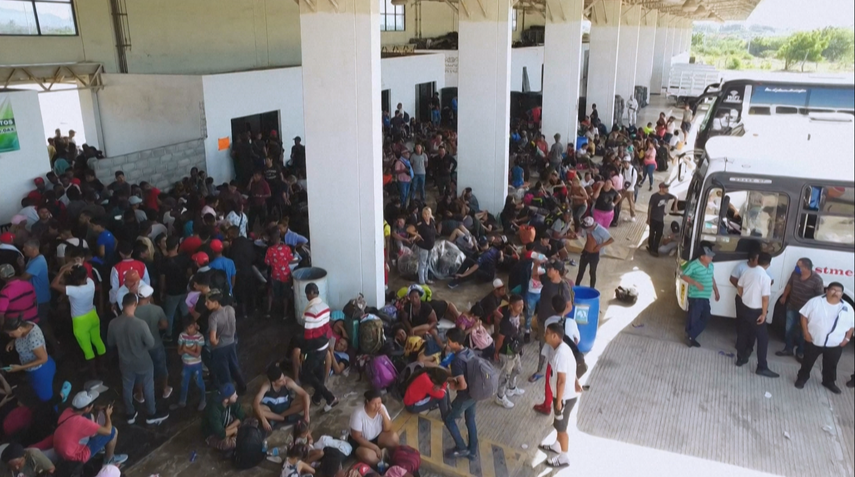 Migrantes, en su mayoría venezolanos y centroamericanos, permanecen varados en México, buscan como trasladarse a la frontera con Estados Unidos para solicitar asilo. 