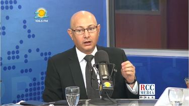 El embajador de Venezuela ante el Gobierno de República Dominicana mientras participa en el programa radial. 