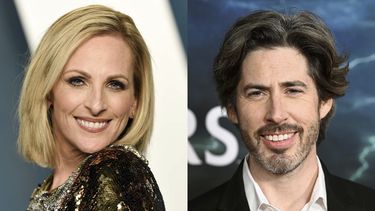 La actriz Marlee Matlin llega a la fiesta del Óscar de Vanity Fair en Beverly Hills, California, el 27 de marzo de 2022, izquierda, y el director Jason Reitman llega al estreno de Ghostbusters: Afterlife en Nueva York el 15 de noviembre de 2021. Ambos artistas se unen a la Junta de Gobernadores de la Academia de las Artes y Ciencias Cinematográficas.