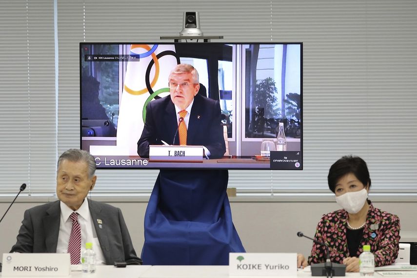 En esta imagen de archivo del 24 de septiembre de 2020, el presidente del COI, Thomas Bach, aparece en la pantalla para intervenir a distancia con el presidente del Comité Organizador Yoshiro Mori, a la izquierda, y la gobernadora de Tokio, Yuriko Koike, a la derecha durante una reunión virtual sobre los aplazados Juegos Olímpicos de Tokio, en Tokio.&nbsp;