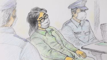 Este dibujo de boceto de la corte creado por Masato Yamashita el 30 de septiembre de 2020 muestra a Takahiro Shiraishi (C), en el primer juicio en la sucursal de Tachikawa del Tribunal de Distrito de Tokio en Tachikawa, Tokio.&nbsp; &nbsp;