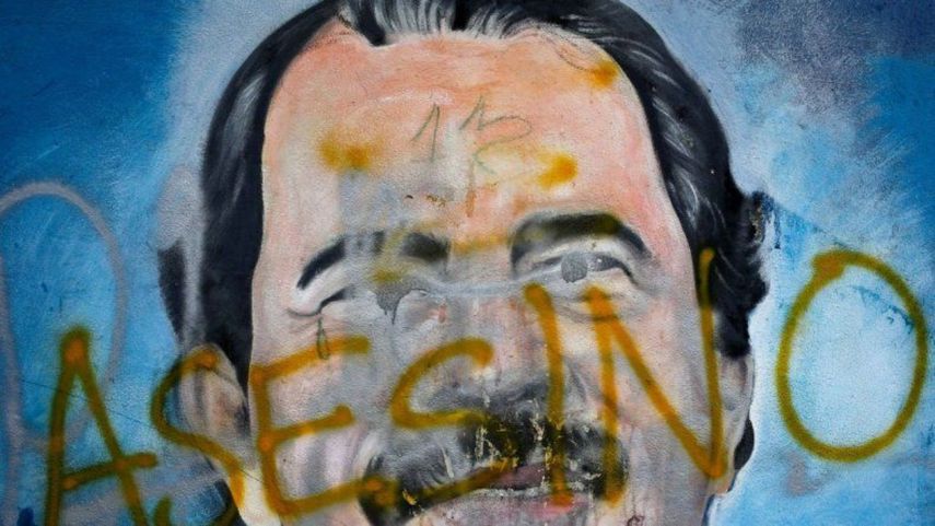 El rostro del dictador Daniel Ortega pintado en un mural ha sido cubierto con la palabra asesino, en medio de protestas contra el régimen en Managua, Nicaragua.