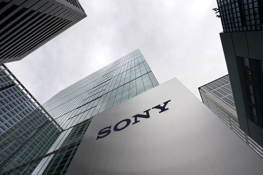El logotipo del gigante japonés del entretenimiento y la electrónica Sony se muestra en la sede de la compañía en Tokio el 11 de noviembre de 2025.