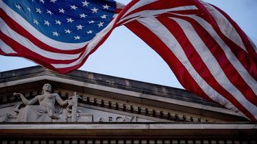 Fotografía de archivo del 22 de marzo de 2019 de una bandera de Estados Unidos ondeando fuera del Departamento de Justicia en Washington, D.C.