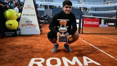 El español Carlos Alcaraz posa con el trofeo tras ganar el Masters 1000 de Roma, el 18 de mayo de 2025.
