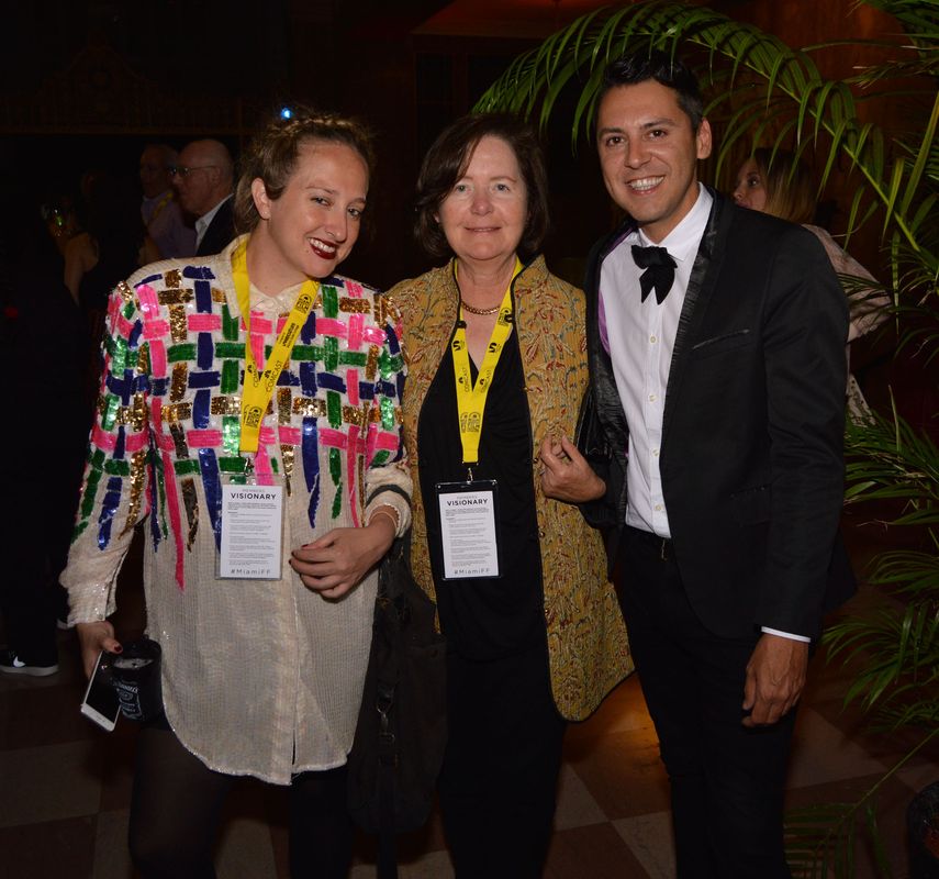 Mariana y Lucrecia Loumiet con Ernesto Reyes
