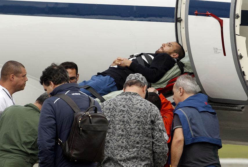 Alan&nbsp;Ruschel&nbsp;(centro), uno de los seis sobrevivientes de la tragedia aérea del Chapecoense, fue trasladado el 13 de diciembre en un avión con instrumentos médicos de la Fuerza Aérea Brasileña