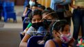 Niños haciendo fila esperando ser vacunados en Ecuador Niños haciendo fila esperando ser vacunados en Ecuador