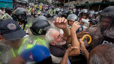 Marcha de los abuelos en Venezuela también recibió gas de la policía