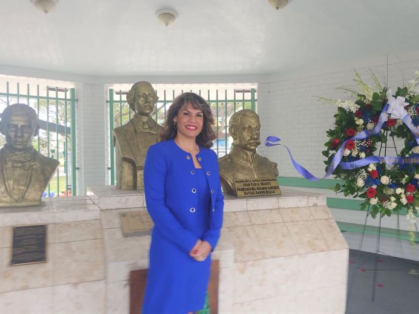 Digna Cabral, durante la celebraci&oacute;n del Mes de la Patria y la Independencia de Rep&uacute;blica Dominicana ante el Busto de los Patricios en el Parque Juan Pablo Duarte.&nbsp; &nbsp;