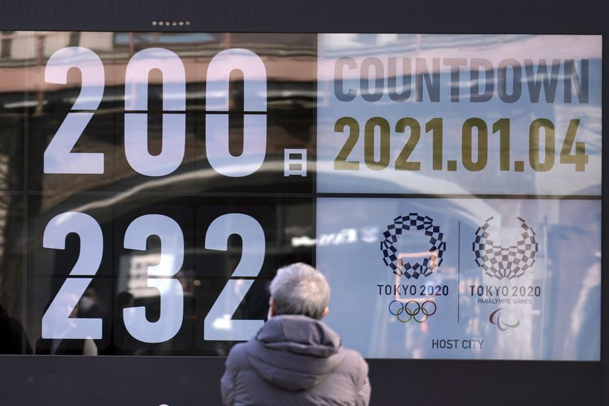 Un individuo observa el calendario con la cuenta regresiva para el inicio de los Juegos Olímpicos de Tokio 2020, el lunes 4 de enero de 2021, en Tokio.&nbsp;