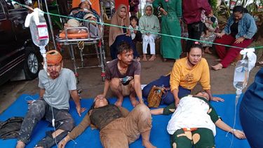 Sube a 321 muertos el balance del terremoto en Indonesia