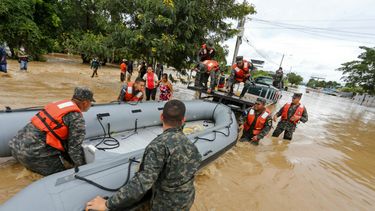 La tormenta Iota, que tocó tierra en Nicaragua como un huracán de categoría 5 catastrófico el lunes, mató al menos a diez personas al destrozar casas, arrancar árboles e inundar carreteras durante su avance destructivo en Centroamérica. &nbsp;
