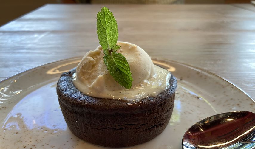 Chocolate Coulant, bizcocho de chocolate relleno de chocolate fundido caliente, con helado artesanal.