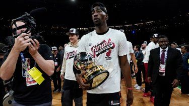 El pívot del Heat de Miami, Bam Adebayo, camina con el Trofeo Bob Cousey tras ganar el juego 7 de las finales de la Conferencia Este ante los Celtics de Boston.