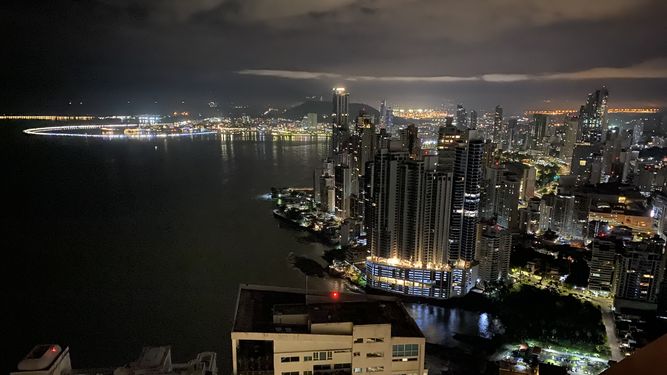 Vista desde uno de sus rooftops principales, la capital de Panamá exhibe el crecimiento económico de esa nación.