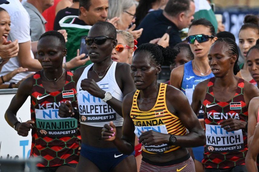 Rebecca Cheptegei (centro) compite durante la final del maratón en el World Athletics Championships de Budapest, el 26 de agosto de 2023.