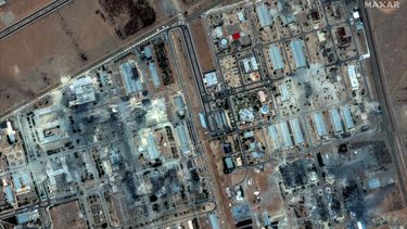 Esta imagen satelital proporcionada por Maxar Technologies y tomada el 22 de junio de 2025, muestra los daños después de los ataques de Estados Unidos en la instalación de enriquecimiento nuclear de Isfahan en el centro de Irán.