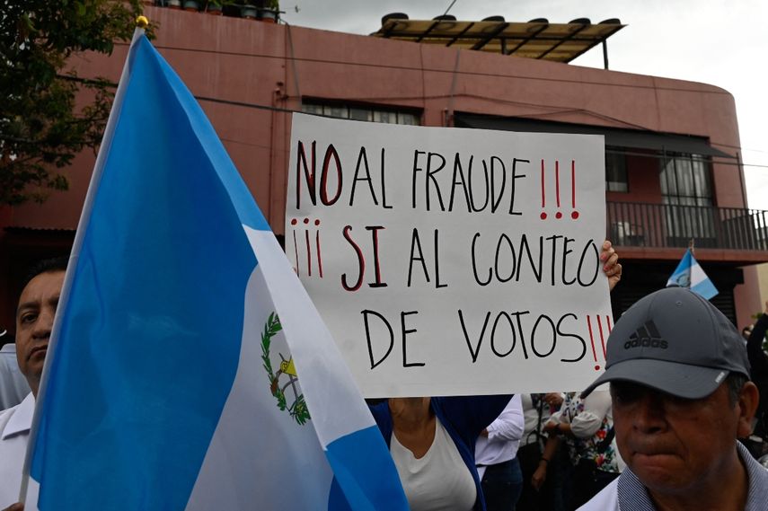 La gente protesta frente al Tribunal Supremo Electoral exigiendo la repetición de las elecciones ante el presunto fraude electoral en la Ciudad de Guatemala el 2 de julio de 2023.