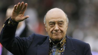 El dueño del Fulham, Mohamed Al Fayed, saluda a la multitud antes del partido de la Liga Premier inglesa contra el Tottenham Hotspur en el estadio Craven Cottage, Londres, el 15 de noviembre de 2008.